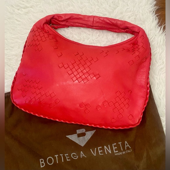 Bottega Veneta Handbags - BOTTEGA VENETA 
Intrecciato woven leather medium top handle hobo bag